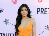 Kylie Jenner w wykrojonej pomarańczowej sukience